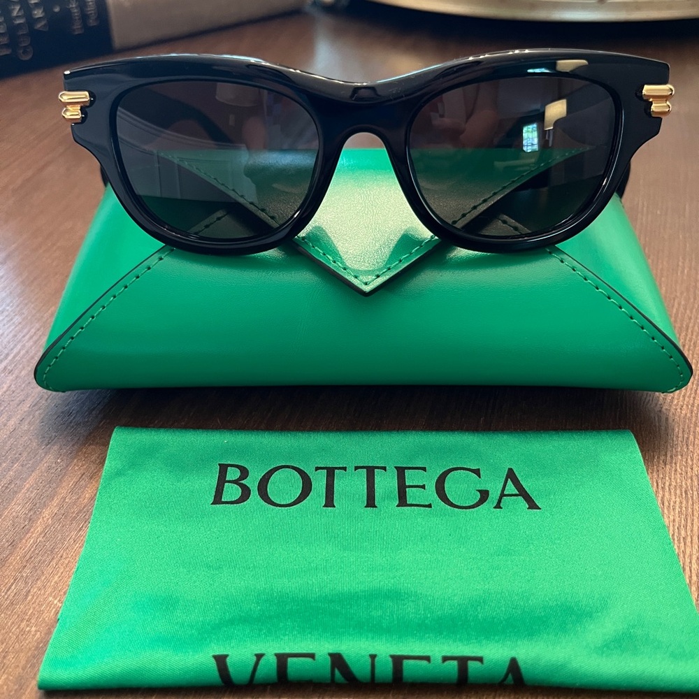 Bottega Veneta Black Cat-Eye Sunglasses with Green Case and Cloth